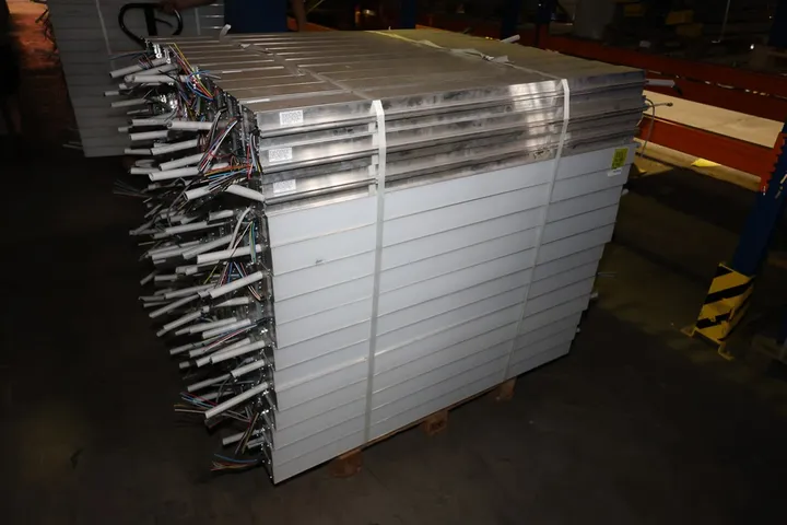 1 x Palette KEC - Linea LED - Leuchte L.: 125 cm